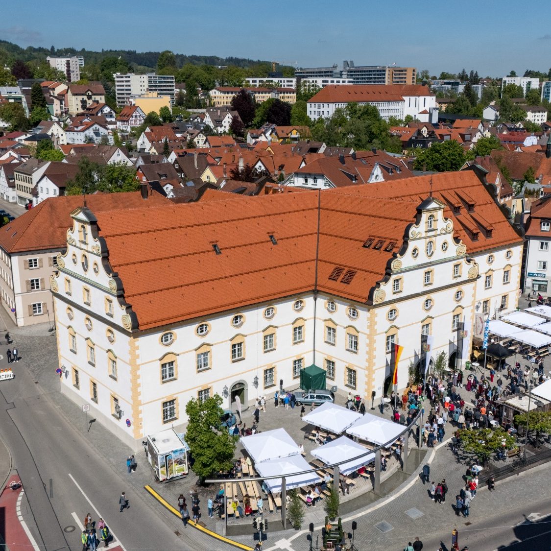 Blick auf das Kornhaus Blick von oben auf das historische Kornhaus bei der Eröffnungsfeier am 10. Mai 2025.