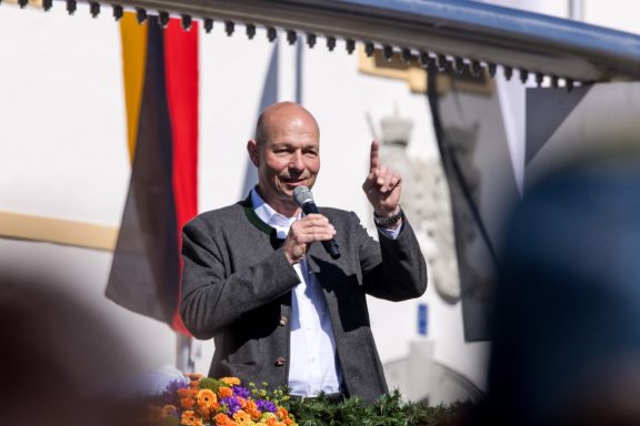 OB Thomas Kiechle spricht bei der Kornhauseröffnung